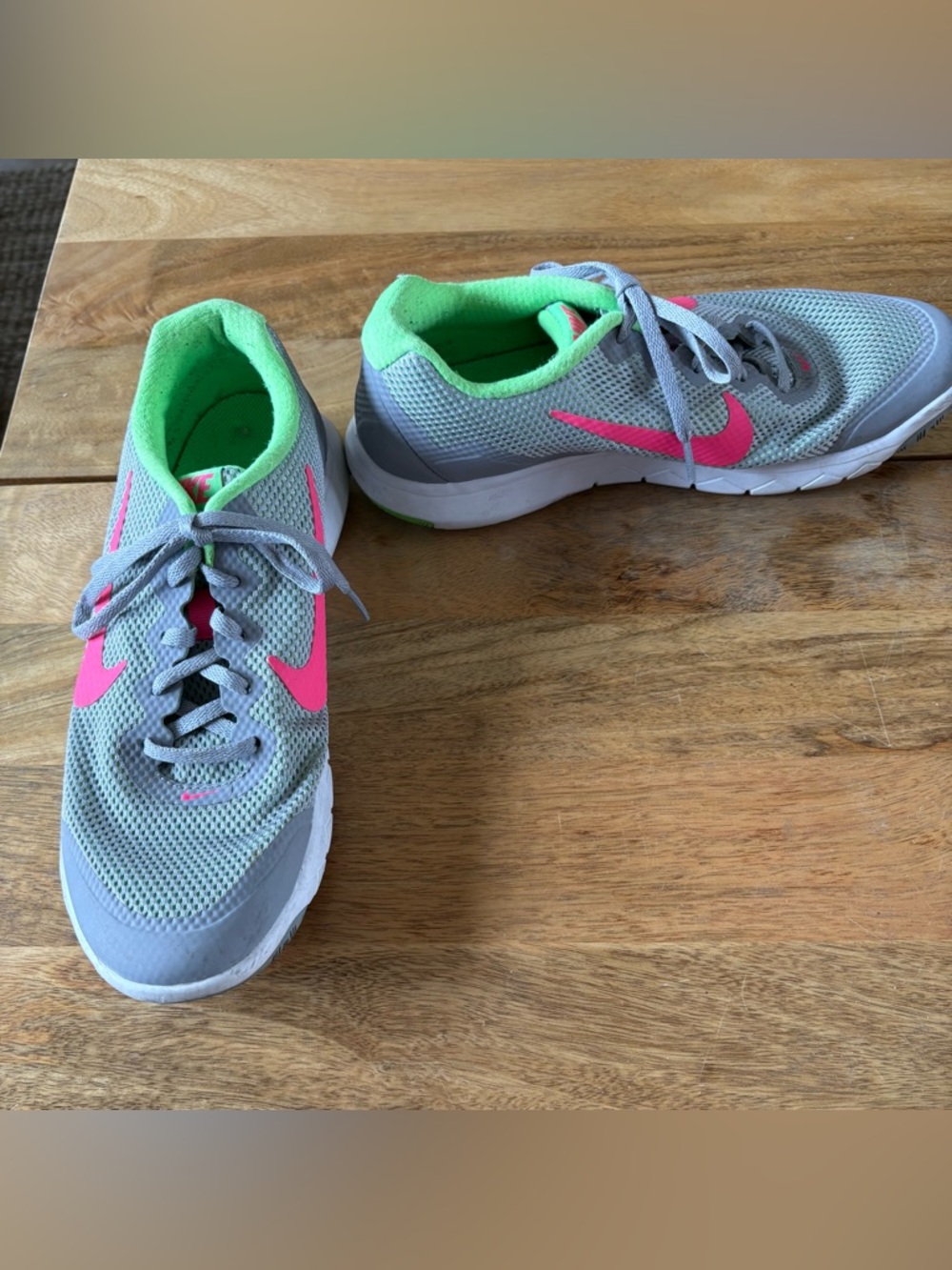 Nike Women’s FLEX EXPERIENCE RN4 Neon  Green & Pink Sneakers size 9